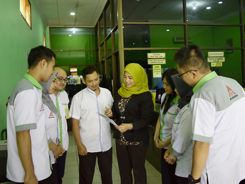 Membangun kebersamaan dan diskusi dengan tim Arthasarana